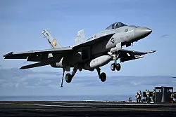 Auch einen Flugzeugtr&auml;ger hat die US-Regierung au&szlig;erplanm&auml;&szlig;ig in die Karibik beordert. (Archivbild) - &copy; Federico Gambarini/dpa