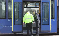 Nach einem Brandanschlag auf eine Frau ermittelt die Polizei in alle Richtungen. - © Bodo Schackow/dpa