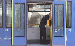 Über die Hintergründe des Brandanschlags in einer Straßenbahn in Gera war zunächst nichts bekannt. - © Bodo Schackow/dpa