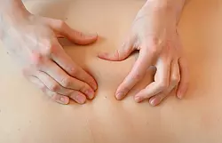 Durch sanfte Bewegungen kann Schmerz ged&auml;mpft werden. (Archivbild) - &copy; Patrick Pleul/dpa