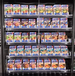 Auf einigen Milram-K&auml;severpackungen sind Menschen verschiedener Hautfarben zu sehen. - &copy; DMK Group/dpa