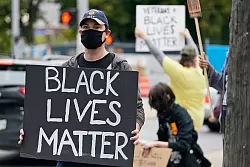 Mit der &laquo;Black Lives Matter&raquo;-Bewegung bekam &laquo;woke&raquo; mehr Aufmerksamkeit. (Archivbild) - &copy; Tony Dejak/AP/dpa