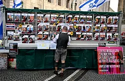 In M&uuml;nchen wird auf die noch immer von der Hamas festgehaltenen Geiseln erinnert. - &copy; Felix H&ouml;rhager/dpa