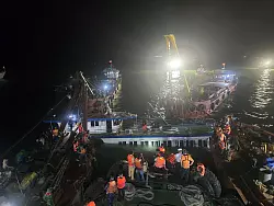 Mehr als 30 Schiffe waren an der Bergungsaktion beteiligt. - © VNA/Handout via Xinhua/dpa