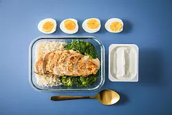 High-Protein-Food steht bei der Gen Z hoch im Kurs: Hier liefern unter anderem Eier, Hühnchen, Quark und Brokkoli Eiweiße für den Muskelaufbau. - © Christin Klose/dpa-tmn