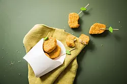 Schnelle Küche: Fertig zubereitete vegane Nuggets treffen den Nerv der Generation Z. - © Christin Klose/dpa-tmn