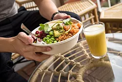 Salatbowls sind bei der Gen Z beliebt - sie zeichnen sich oft durch eine Vielfalt an Zutaten aus. - © Christin Klose/dpa-tmn