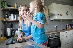 Schon mit kleinen Kindern zu kochen, schafft einen Bezug zu dem, was auf den Teller kommt. - © Christin Klose/dpa-tmn
