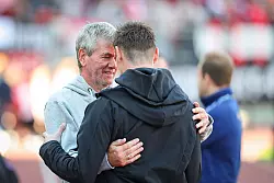 Freundschaftliche Umarmung: Friedhelm Funkel (l) und Miroslav Klose. - © Daniel Karmann/dpa