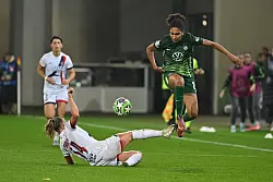 Cora Zicai (r, VfL Wolfsburg) markierte in Leipzig das 0:1 (Archivbild). - © Swen Pförtner/dpa