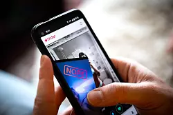 Beim Wischen auf dem Smartphone erhofft man sich die immer noch tollere Person. Das kann auch negative Folgen haben. (Illustration) - &copy; Sina Schuldt/dpa