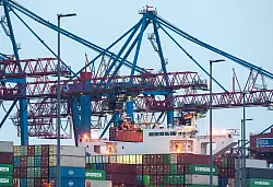 Für die Exportnation Deutschland kommt der Zollstreit zur Unzeit. (Archivbild) - © Daniel Bockwoldt/dpa