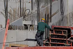 Die Baubranche, einst eine Stütze der deutschen Wirtschaft im Immobilienboom, schwächelt. (Archivbild) - © Rolf Vennenbernd/dpa