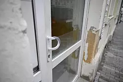 Die Spurensicherung in der Wohnung ist abgeschlossen. - &copy; Robert Michael/dpa