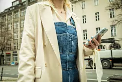 Wer es etwas schicker mag, kann den Einteiler mit einer eleganten Bluse und einem Blazer in Szene setzen. - © Christin Klose/dpa-tmn