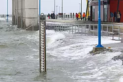 Teile des F&auml;hrhafens von Dageb&uuml;ll werden bei einer Sturmflut &uuml;berflutet. - &copy; Bodo Marks/dpa