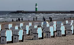 Ostseestrand in Warnem&uuml;nde. Nicht &uuml;berall blieben die Strandk&ouml;rbe stehen - &copy; Bernd W&uuml;stneck/dpa