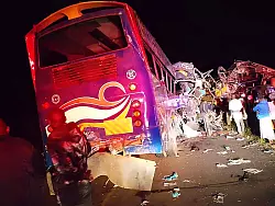 Zwei Reisebusse sind bei einem &Uuml;berholman&ouml;ver frontal aufeinandergesto&szlig;en. - &copy; Uncredited/Uganda Red Cross/AP/dpa