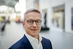 Quereinsteiger aus der Wirtschaft - Karsten Wildberger soll Deutschlands erster Digitalminister werden. - © Kay Nietfeld/dpa