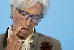 Die Euro-Währungshüter um EZB-Präsidentin Christine Lagarde haben einen gut bestückten Instrumentenkasten für Krisen im Euroraum. (Archivbild) - © Boris Roessler/dpa