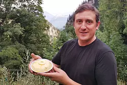 Martin Summermatter ist Inhaber des Restaurants Sparrhorn in Belalp im Wallis und bereitet die Teigrohlinge regelm&auml;&szlig;ig als Einzelportionen zu und friert sie ein. - &copy; Gerladine Friedrich/dpa-tmn