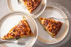 Mit den typischen Zutaten aus Kartoffeln, Lauch, Apfel und Bergk&auml;se ist die Cholera eine Kombination aus S&uuml;&szlig;em und Herzhaftem. Beides befeuert sich so gegenseitig. - &copy; Christin Klose/dpa-tmn