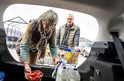 Wer keinen Rucksack dabeihat und auf Ersatzt&uuml;ten verzichten will, kann die Waren direkt vom Einkaufswagen in den Kofferraum laden. - &copy; Benjamin Nolte/dpa-tmn