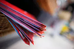 F&uuml;r die Herstellung von Plastikt&uuml;ten wird Erd&ouml;l verwendet. - &copy; Rolf Vennenbernd/dpa/dpa-tmn