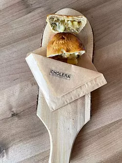 Es muss nicht immer eine ganze &laquo;Torte&raquo; sein: Maya Belzer-Hallenbarter serviert ihre Cholera als Einzelportion. - &copy; Mayas5.ch/dpa-tmn