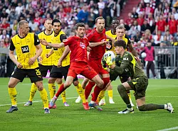 BVB-Torwart Gregor Kobel (r) stand in München oft im Brennpunkt. - © Sven Hoppe/dpa