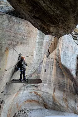 Nach der Seilfahrt in ein schwarzes Loch tut sich eine riesige Höhle auf - auch hier sollte man schwindelfrei sein. - © Nathalie Helene Rippich/dpa-tmn