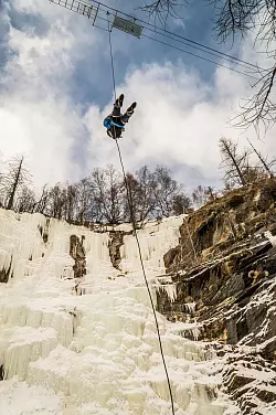 Sieht von oben noch viel höher aus: die letzte Mutprobe auf unserer Tour, das Abseilen von einer Hängebrücke. - © Puzzle Media/Saastal Tourismus AG/dpa-tmn