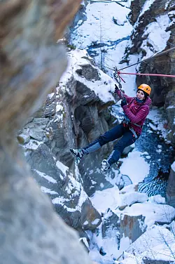 Der Weg führt nicht immer über Brücken - auch am Seil hängend wird der Weg bestritten. - © Tom Malecha/Filme Von Draussen/Saastal Tourismus AG/dpa-tmn