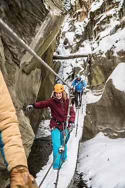 Im Gänsemarsch geht es im Zickzack durch die Schlucht - immer mit Sicherung. - © Puzzle Media/Saastal Tourismus AG/dpa-tmn