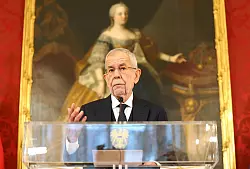 Eigentlich wollte Bundespräsident Alexander Van der Bellen Kickl als Kanzler verhindern. Jetzt gibt er ihm doch den Regierungsbildungsauftrag. - © Tobias Steinmaurer/APA/dpa