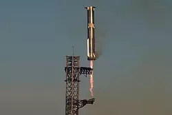 Der untere Teil - der Booster - der Rakete Starship von SpaceX kehrt während eines Testflugs von der Starbase in Boca Chica zur Startrampe zurück. - © Eric Gay/AP/dpa