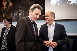 Sp&auml;ter findet Scholz es selber peinlich, dass er und M&uuml;tzenich Esken den R&uuml;cken zukehrten und weggingen. - &copy; Michael Kappeler/dpa