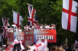 Auf den Bussen stand in großer Aufschrift «Champions». - © Adam Davy/PA Wire/dpa