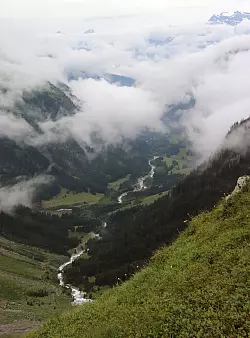 Wolken, Wasser, Höhenmeter: Abstieg am Val Sumvitg. - © Deike Uhtenwoldt/dpa-tmn