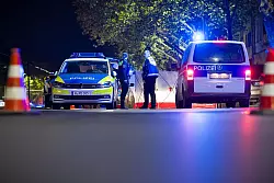 Zahlreiche Einsatzkräfte sind am Tatort. - © Moritz Frankenberg/dpa