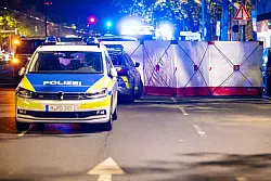 Einsatzkräfte sichern den Bereich vor Schaulustigen. - © Moritz Frankenberg/dpa