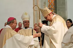Bischof Dominicus erh&auml;lt den Bischofsstab von seinem Vorg&auml;nger Franz-Josef Bode. - &copy; Friso Gentsch/dpa
