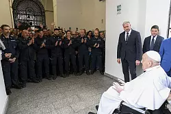 Bei seinem Besuch in einem Gefängnis am Gründonnerstag wurde der Papst mit Applaus begrüßt. - © Divisione Produzione Fotografica/IPA via ZUMA Press/dpa