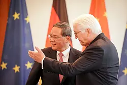 Bundespr&auml;sident Frank-Walter Steinmeier (r) empf&auml;ngt den chinesischen Ministerpr&auml;sidenten Li Qiang im Schloss Bellevue. - &copy; Kay Nietfeld/dpa