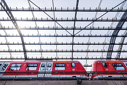 Der Schienennahverkehr in NRW soll k&uuml;nftig aus einer Hand geplant und betrieben werden. (Symbolbild) - &copy; Rolf Vennenbernd/dpa