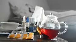 Ruhe, ausreichend Flüssigkeit und fiebersenkende Mittel unterstützen die Genesung während einer Grippeinfektion. - © Bernd Weißbrod/dpa/dpa-tmn