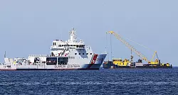 Bei dem Manöver kommt auch ein schwimmender Kran zum Einsatz. Es gilt als extrem kompliziert. Die Kosten werden auf mehrere Millionen Euro geschätzt. - © Alberto Lo Bianco/LaPresse via ZUMA Press/dpa