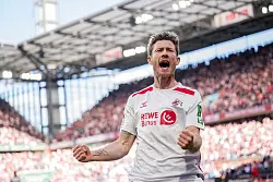 Köln bejubelt 1:0-Führung. - © Marius Becker/dpa