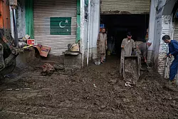 Nach einem heftigen Wolkenbruch suchen Rettungskräfte im Norden Pakistans weiter nach Opfern und Überlebenden der Sturzflut. - © Muhammad Sajjad/AP/dpa