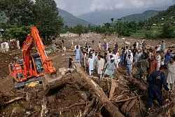 Nach der Flutkatastrophe im Norden Pakistans wird mit allem, was da ist, nach lebenden wie toten Opfern gesucht. - © Muhammad Sajjad/AP/dpa